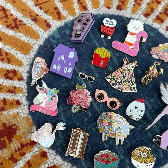 Pin/Badge collection 🩷 - Picture 5 of 6